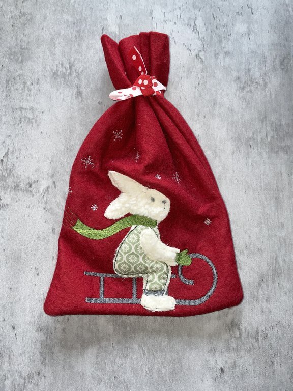 Weihnachtssäckchen -Wollfilz rot Hase mit Schlitten